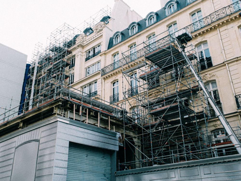 Edificio con andamios durante una rehabilitación de fachada